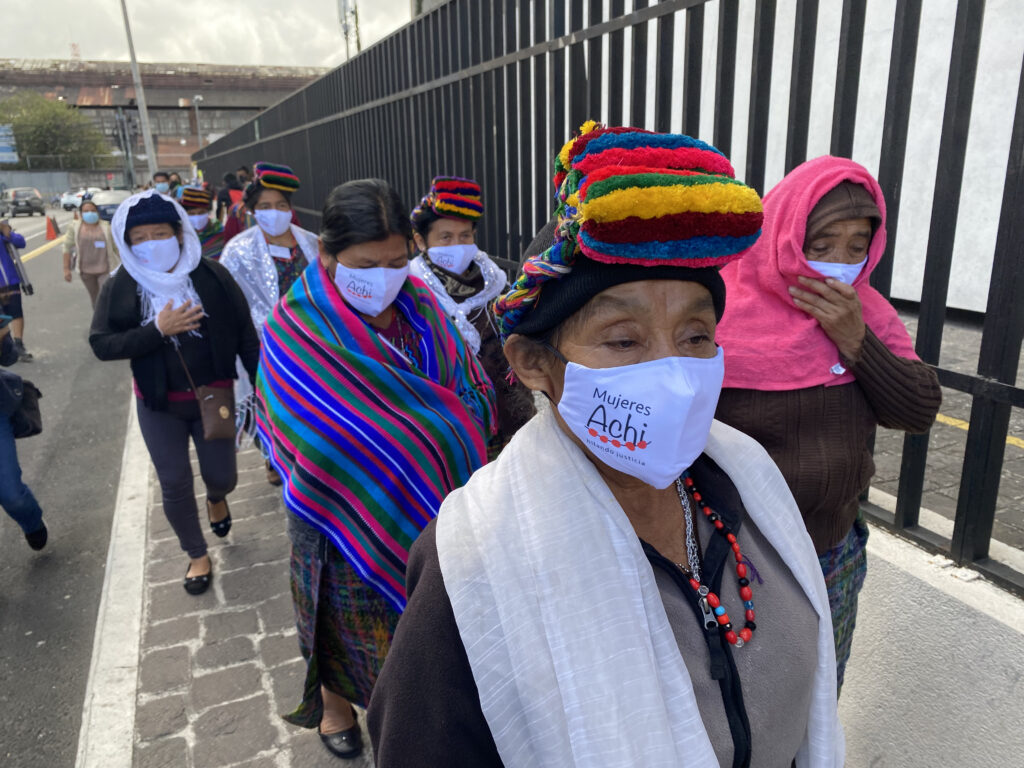 Las mujeres achí, afuera de la torre de tribunales. Foto: Javier Estrada Tobar