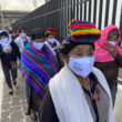 Las mujeres achí, afuera de la torre de tribunales. Foto: Javier Estrada Tobar