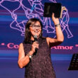 Milagros Aguayo, congresista peruana, muestra la biblia. Foto: Ojo Público.