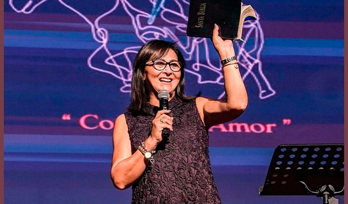 Milagros Aguayo, congresista peruana, muestra la biblia. Foto: Ojo Público.