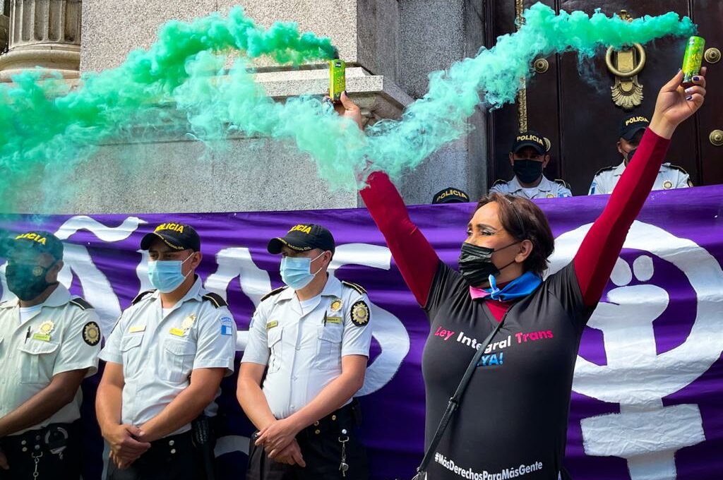 Una mujer manifiesta en el marco del Día Internacional de la Mujer. Ese mismo día el Congreso aprobó una ley que atenta contra las mujeres y personas diversas.