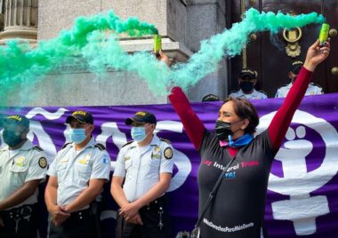 Una mujer manifiesta en el marco del Día Internacional de la Mujer. Ese mismo día el Congreso aprobó una ley que atenta contra las mujeres y personas diversas.