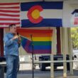 Adam Frisch, demócrata de Colorado, hace campaña contra la representante de Estados Unidos, Lauren Boebert. Foto: Cortesía de Lisa Young para Washington Blade.