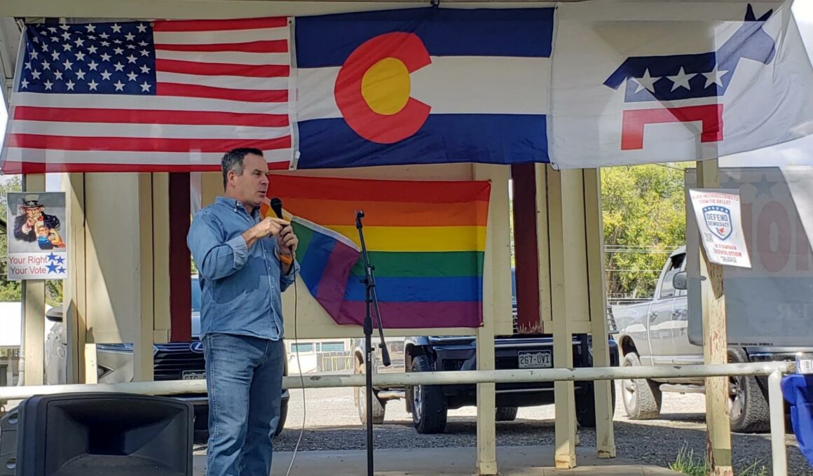 Adam Frisch, demócrata de Colorado, hace campaña contra la representante de Estados Unidos, Lauren Boebert. Foto: Cortesía de Lisa Young para Washington Blade.