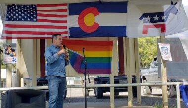 Adam Frisch, demócrata de Colorado, hace campaña contra la representante de Estados Unidos, Lauren Boebert. Foto: Cortesía de Lisa Young para Washington Blade.