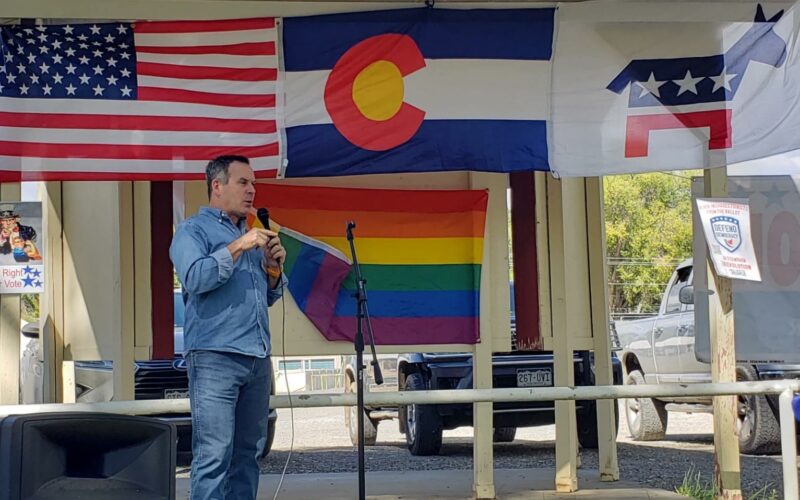 Adam Frisch, demócrata de Colorado, hace campaña contra la representante de Estados Unidos, Lauren Boebert. Foto: Cortesía de Lisa Young para Washington Blade.