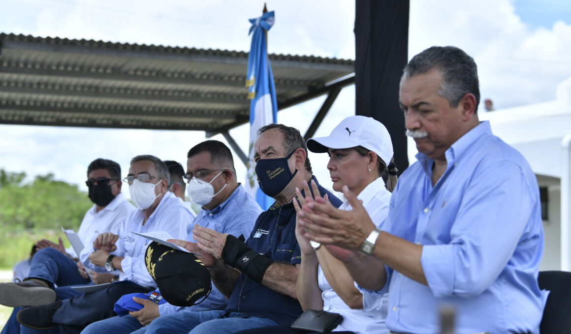 Manuel Conde Orellana en una gira con el presidente Alejandro Giammattei.