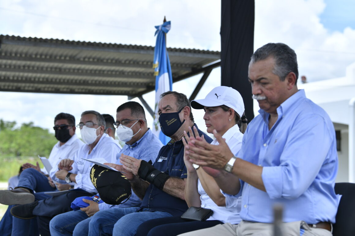 Manuel Conde Orellana en una gira con el presidente Alejandro Giammattei.