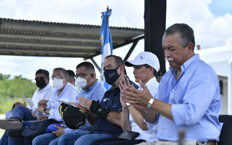 Manuel Conde Orellana en una gira con el presidente Alejandro Giammattei.